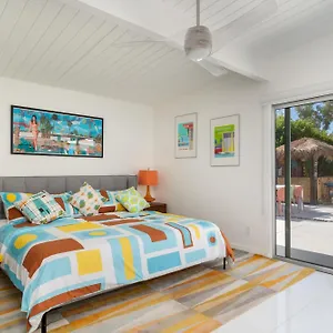 mid-century-home-retro-a-go-go-house.palm-springs-ca-hotels.com/